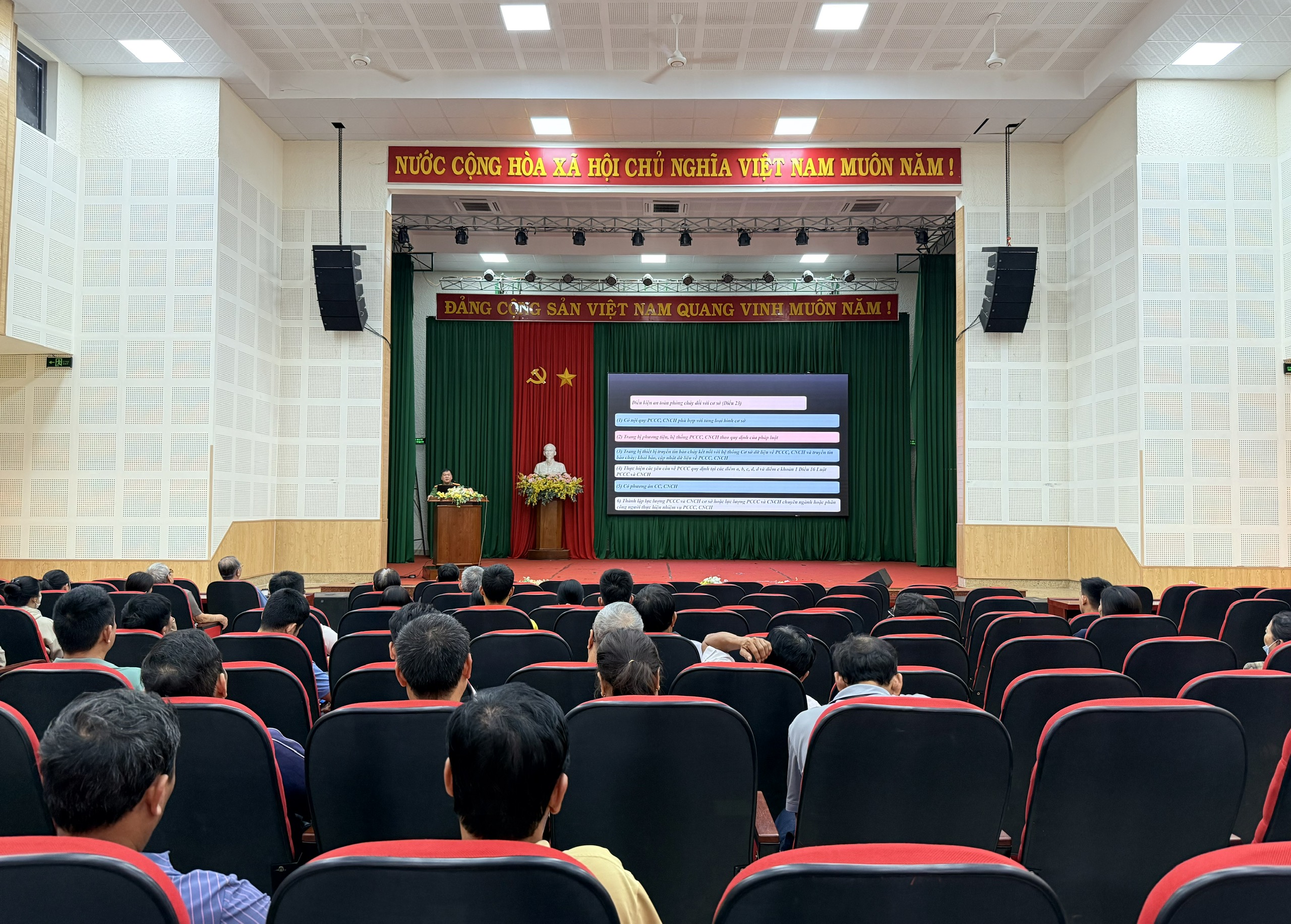 Quang cảnh hội nghị